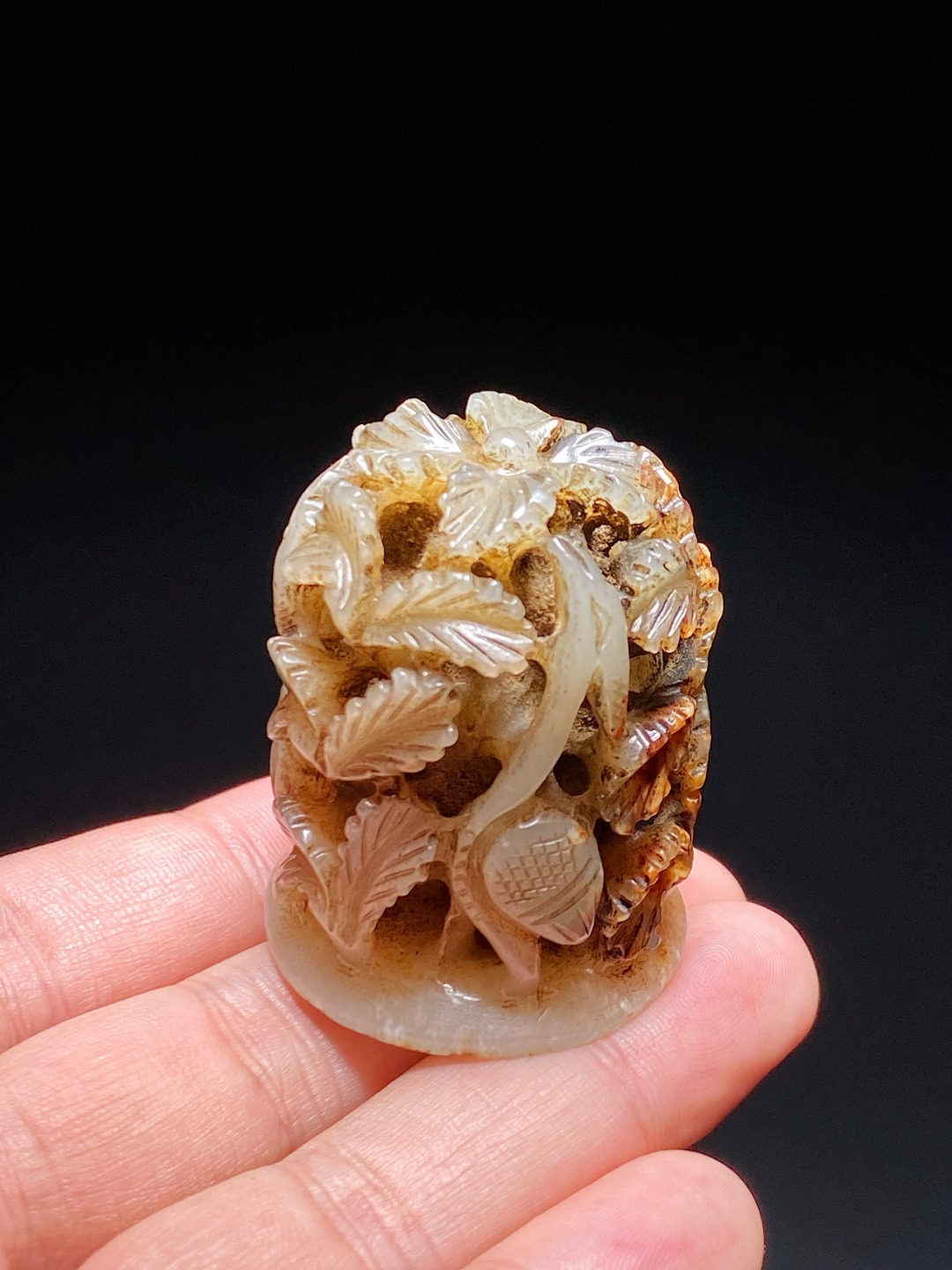 和田玉籽料|明 和田玉籽料 白玉 鹤纹 炉顶 摆件