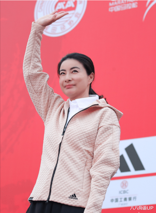 朱玲玲儿媳最新营业照!穿粉衣服扎马尾辫美翻,好衣品赶上婆婆了