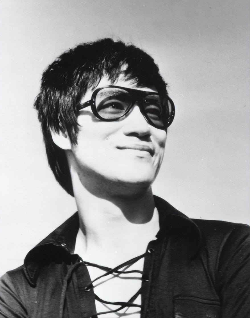 李小龙|李小龙死因未解之谜,时隔半个世纪有了新发现,专家:水喝多了