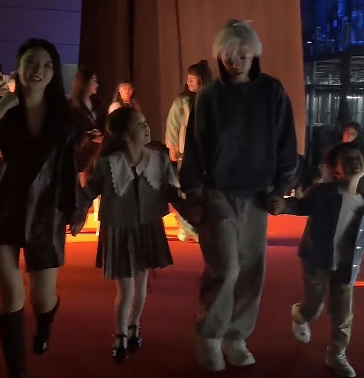 王栎鑫前妻现身演唱会，吴雅婷坐台下感动落泪！前公婆的举动暖心