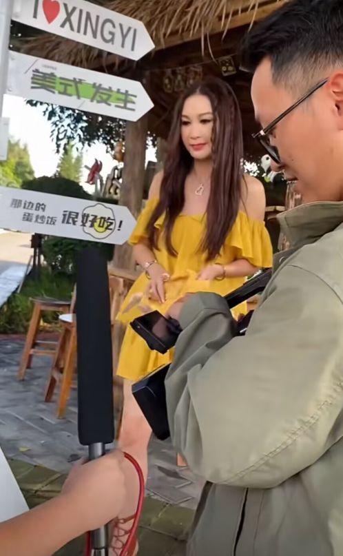 温碧霞一家贵州旅游，57岁依旧走少女路线，养子与爸爸一模一样