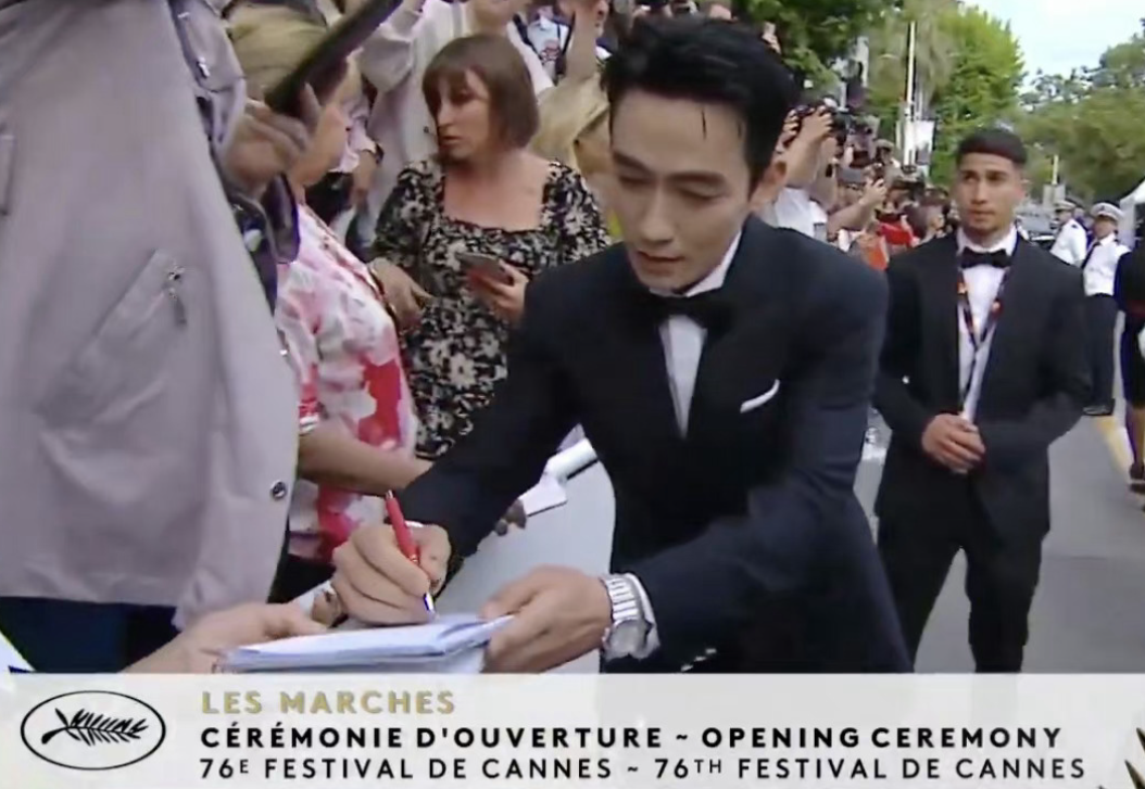 戛纳|戛纳开幕红毯华人明星待遇:巩俐专人清场拍照,关晓彤被保安催促