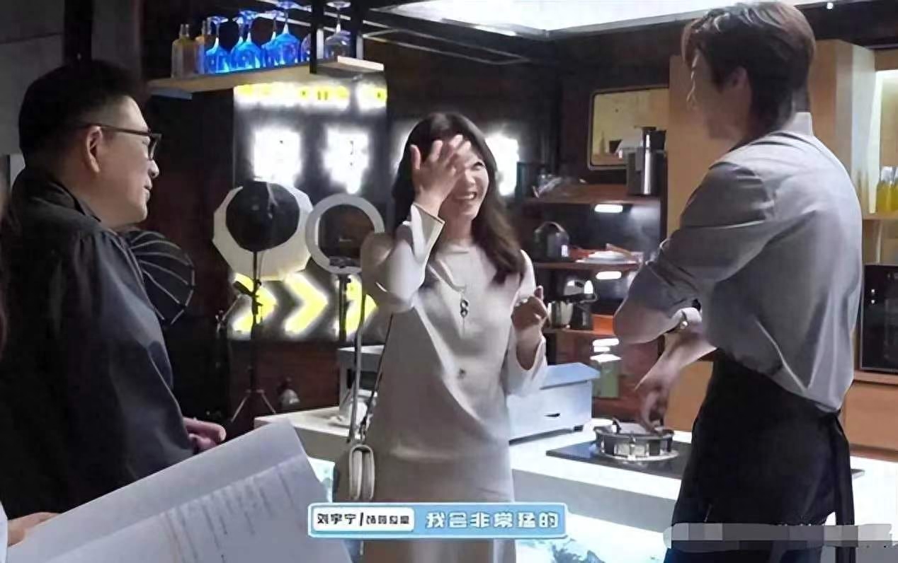 演员刘涛:与小鲜肉拍吻戏,亲到腿软合不拢嘴,好尴尬!