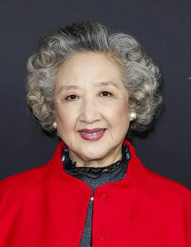 等你老了,尽量别留长发、烫小卷!推荐这4款发型,洋气显脸小