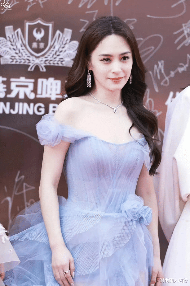 柳岩|华表奖红毯生图真敢拍!张小斐妆浓显老柳岩脸僵,44岁阿娇比baby美