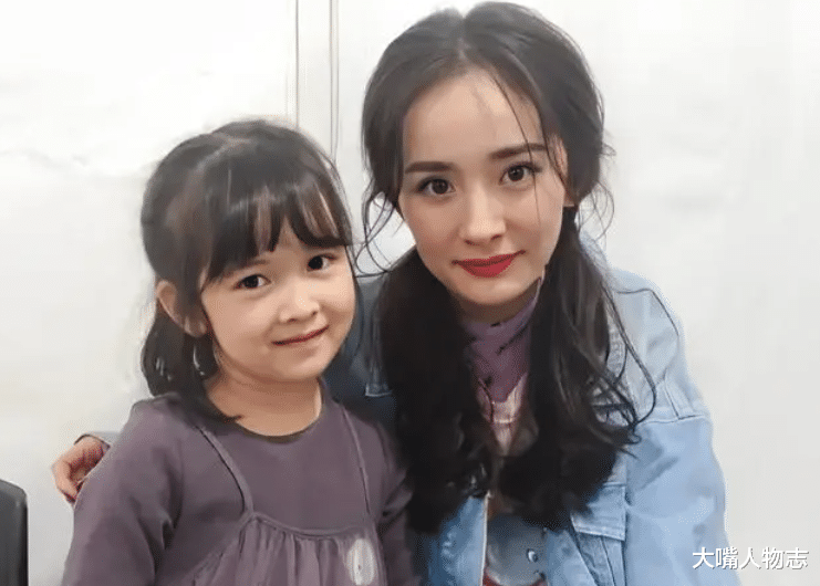 杨幂在前夫那拿回女儿抚养权，女儿回北京上学，母女俩欢聚一堂