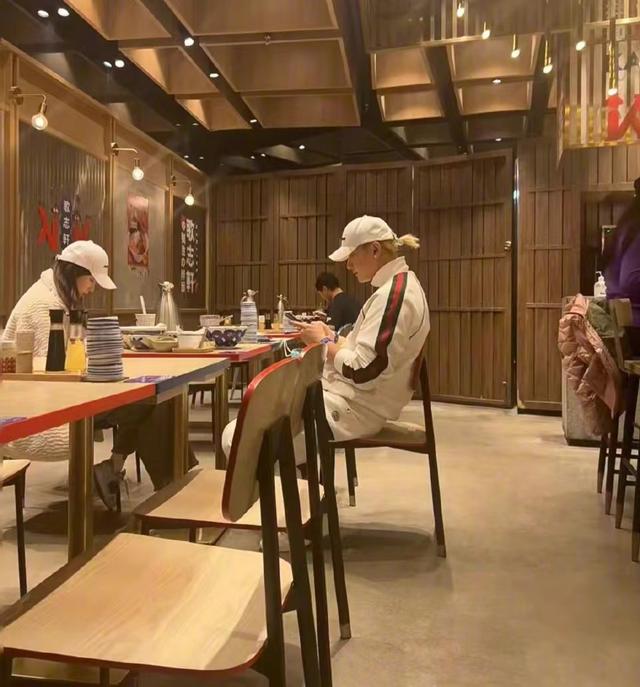 鹿晗|鹿晗关晓彤甜蜜庆生收获祝福,黄子韬徐艺洋一起逛街被嘲嘴硬