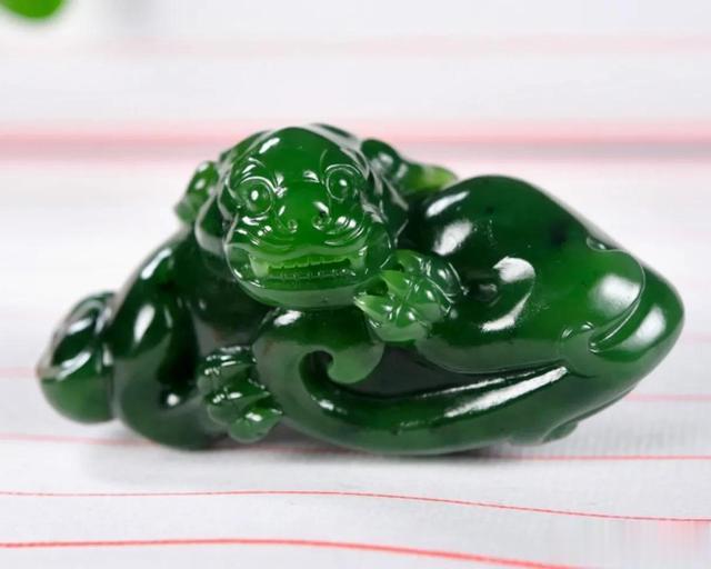 菠菜|“被绿”的和田玉!与翠色截然不同的碧玉籽料巧雕“貔貅”!
