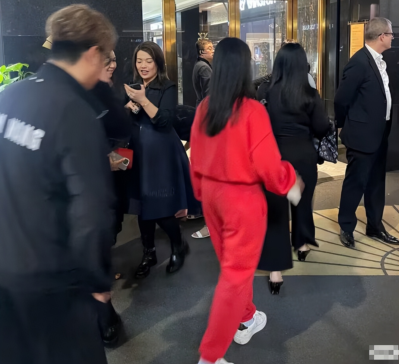 李湘“一家三口”游香港,同住五星级酒店,王岳伦背影年轻似小伙