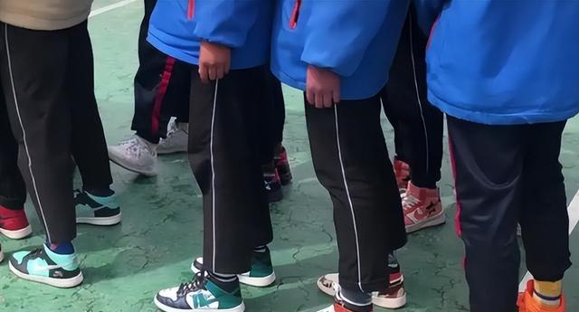 花生 学生统一服装和发型后，老师依然能看出不同家境，这些细节很重要