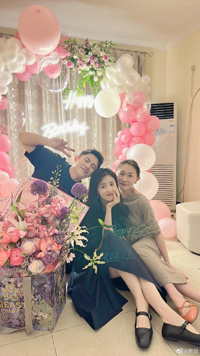 张天爱|40岁蒋欣晒生日现场照,穿束腰黑裙越来越瘦,脚背青筋超明显