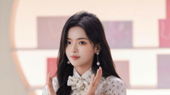 虞书欣|虞书欣晒合照力证姐妹情，惹自家粉丝评论区开战，被指出力不讨好