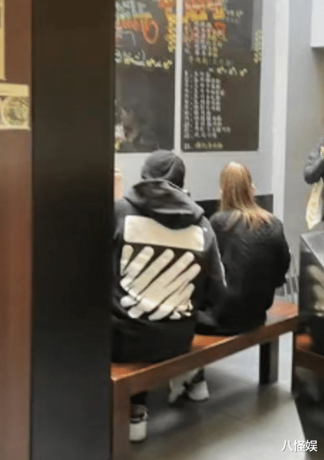 周杰伦|周杰伦昆凌撇下三娃过二人世界,吃越南河粉被偶遇,低调得像路人