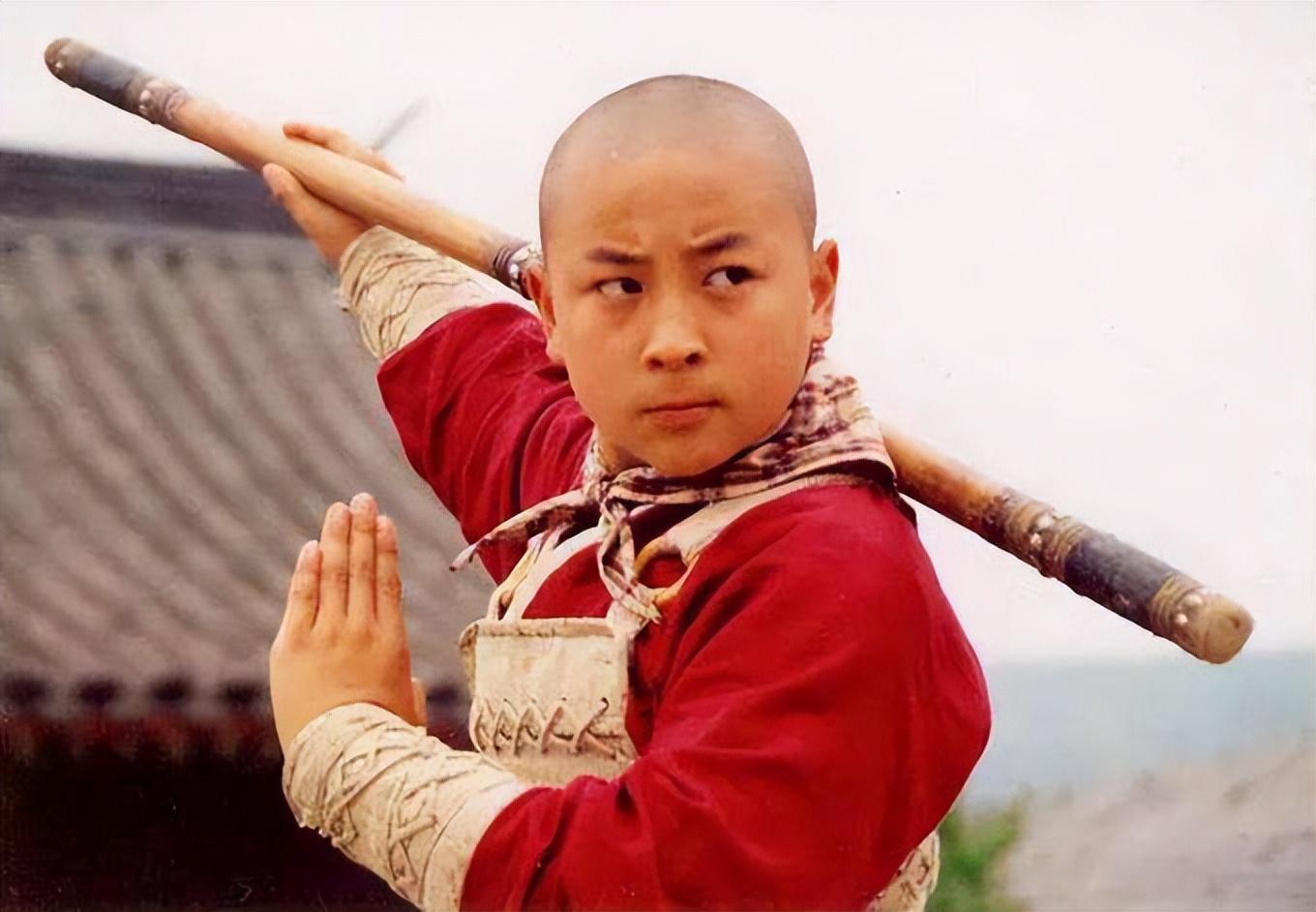 释小龙|35岁释小龙探病洪金宝！两人同框感情亲密，模样相似好像亲爷孙