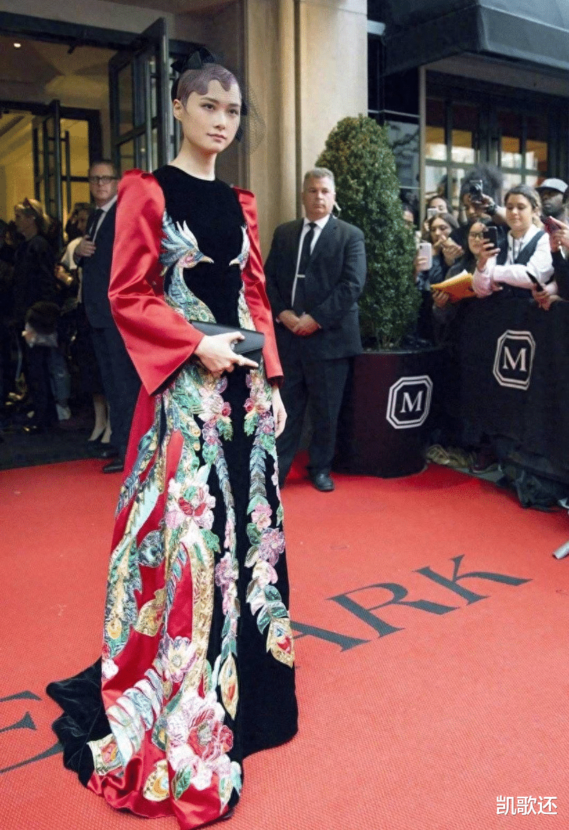 李宇春一到国外就变样!孔雀裙配“铜钱头”惊艳红毯,美得像换脸