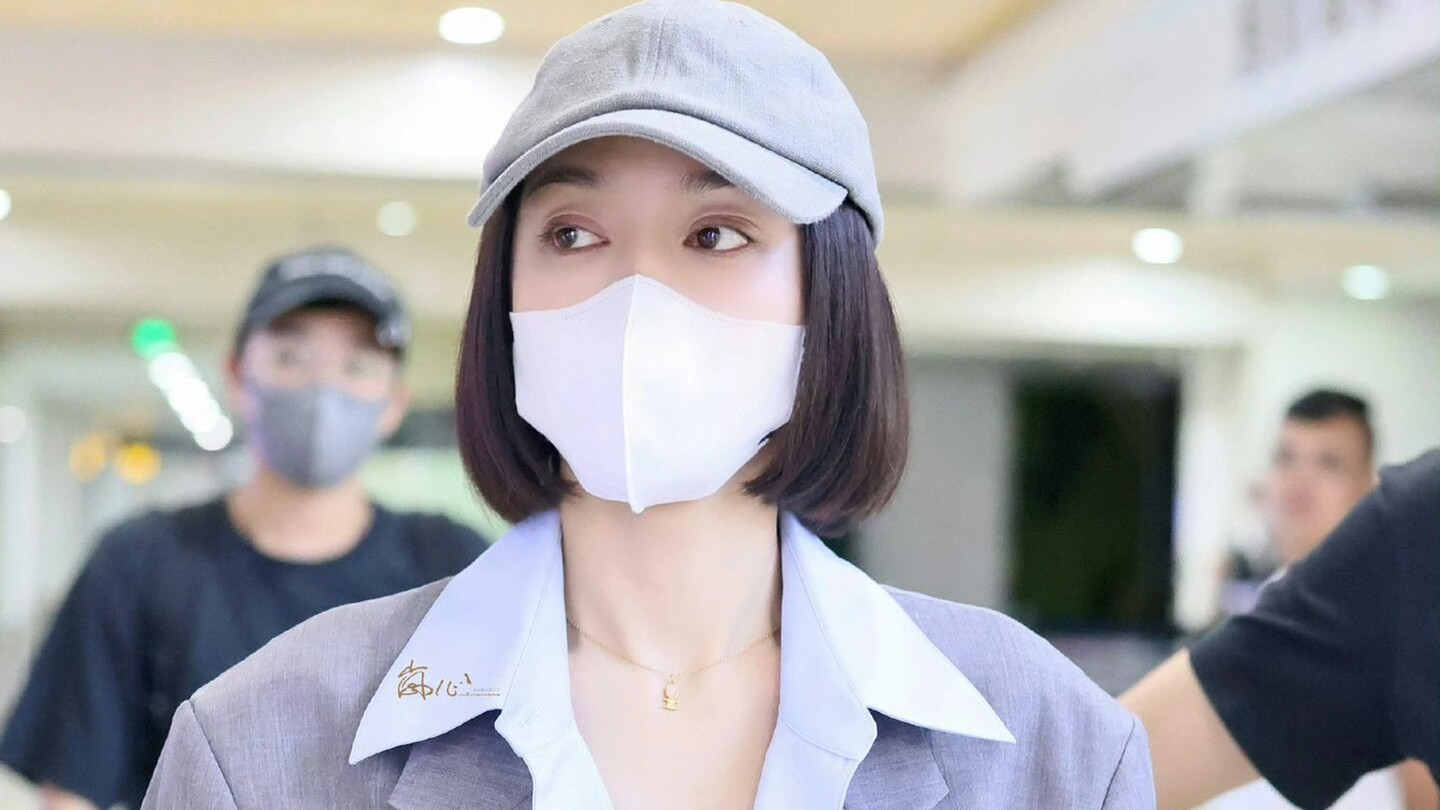 秦岚又带火了一种新穿法：“外面女总裁，里面小可爱”，时髦减龄