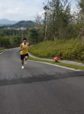 63岁展昭健身照曝光:肌肉如此逆天,20岁小伙也望尘莫及?!