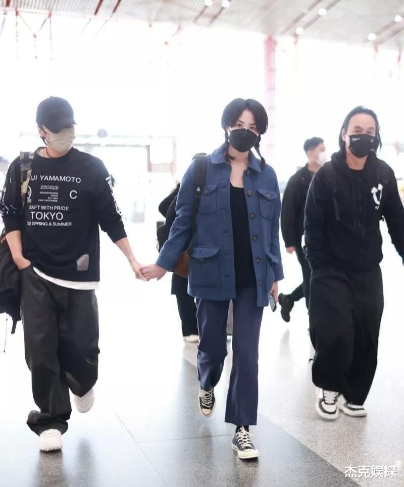 古天乐|王菲谢霆锋牵手亮相回港，两人坐飞机经济舱，大方任由旅客拍照