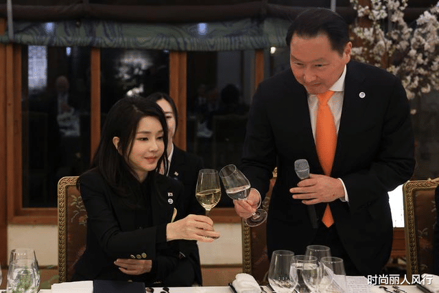 西装 50岁韩国第一夫人接待非遗传承人！穿西装裤秀美腿，气场比老公强