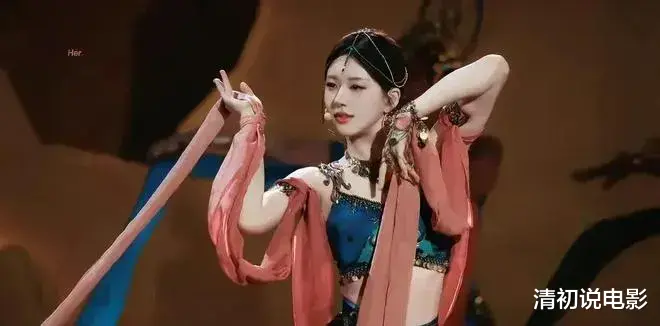 站在关晓彤旁边的虞书欣,“像极了明星”