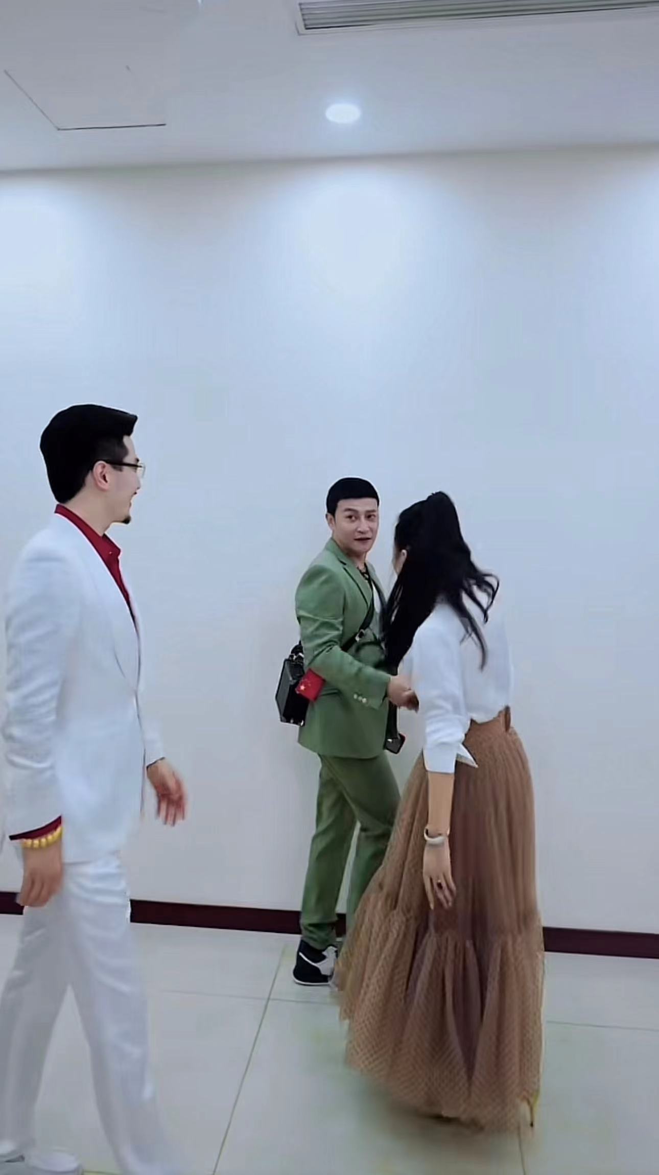 马伊琍|51岁陈志朋太辛酸？帮网红戴头纱撒花瓣似花童，身材暴瘦撞脸维嘉