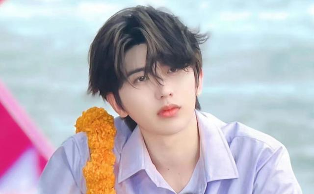 奔跑吧兄弟|《跑男》收官合影，白鹿稳占C位，baby与导演在一块，范丞丞靠边