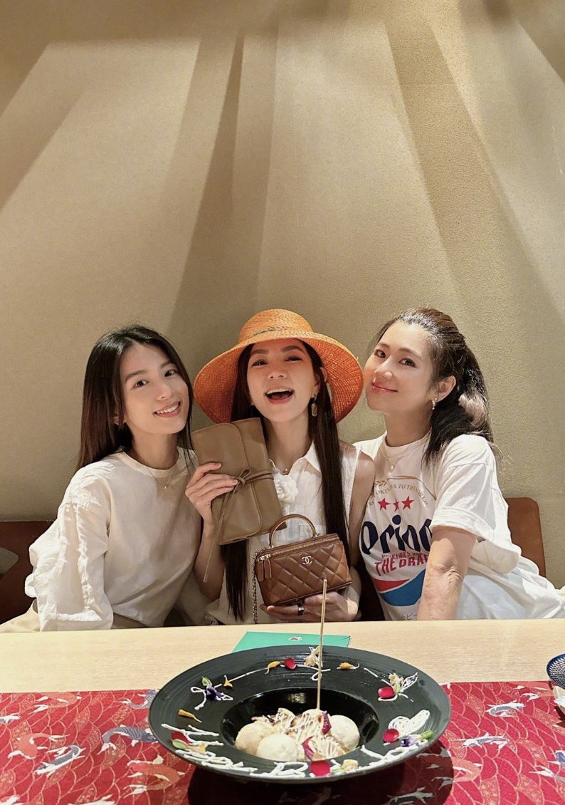 ella|SHE合体为42岁Ella庆生,送万元包包,Selina挺孕肚素颜状态极佳