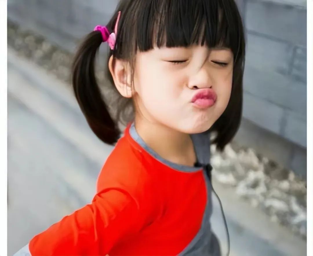 田亮和女儿拍广告赚到手软，父女长得像孪生兄妹，父爱是女儿的底气