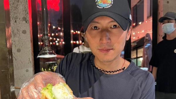 谢霆锋再发美食炸弹，大秀腹肌引热议，疑为王菲庆生心情好