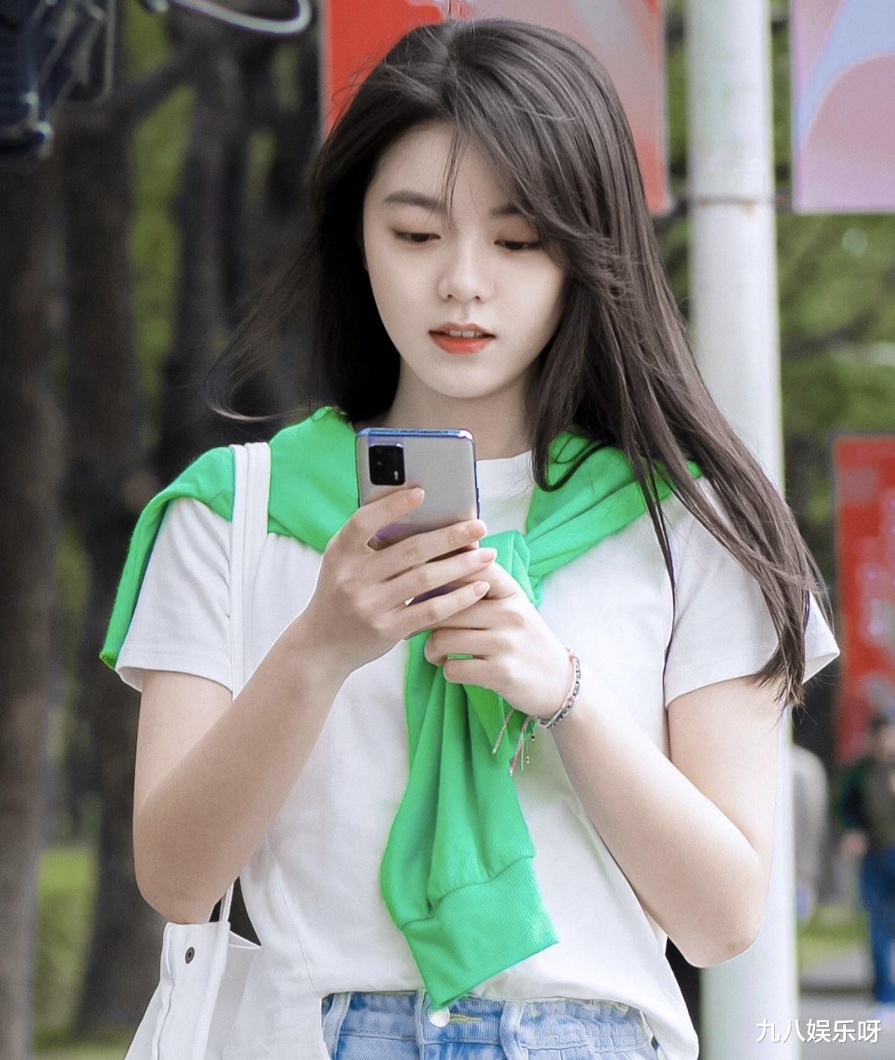 赵今麦还在演偶像剧,张子枫却开始合作大叔了,造型又土又村