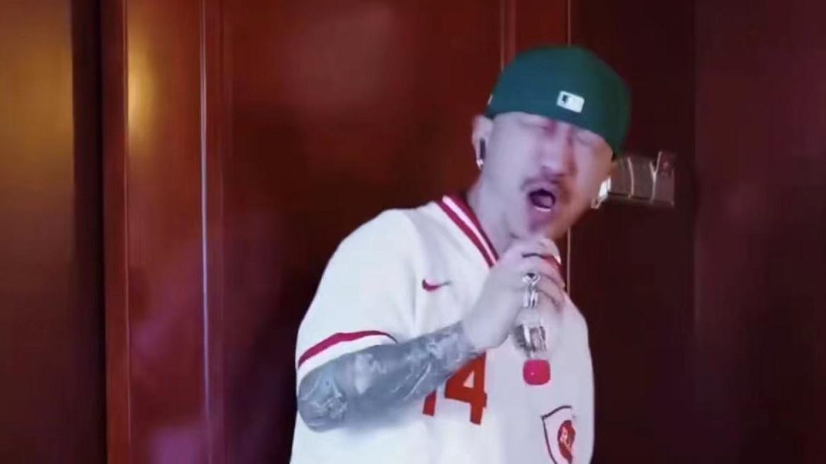 李保田|李保田儿子精神引担忧，浑身纹身夸张乱蹦太放飞，被讽刺有个好爹