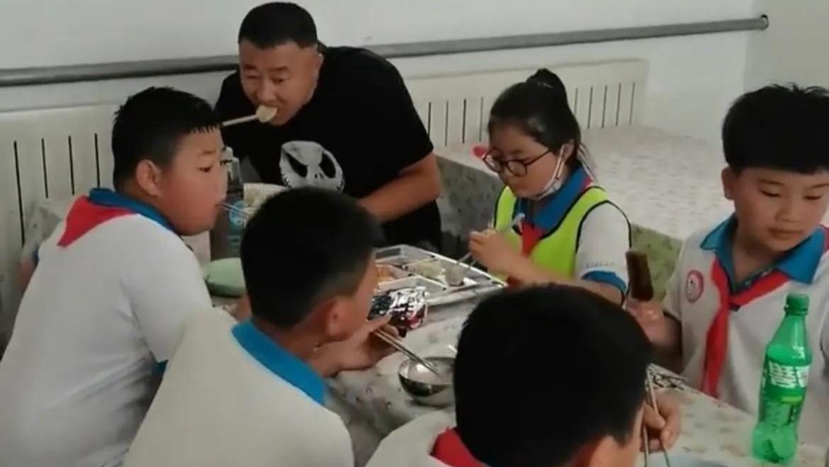 |70后大叔懒得做饭报名“小饭桌”，网友：你不嫌我吵，我不嫌你老