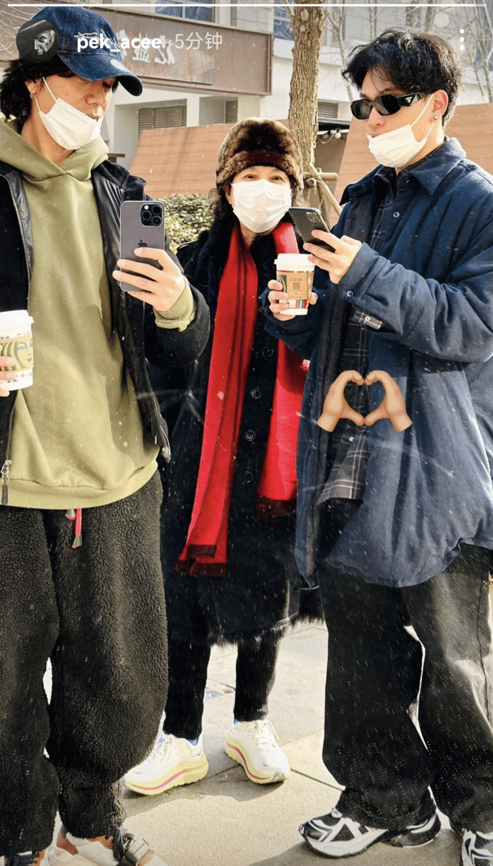 陈坤|陈坤大年初三送儿子出国留学，在机场拍全家福，祖孙三代笑着告别