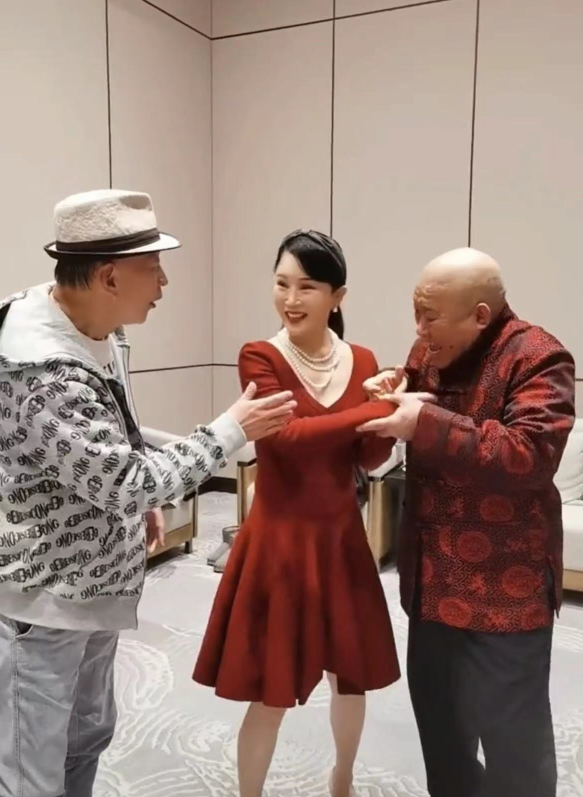 杜旭东|67岁杜旭东参加酒局!紧摸任静双手情绪激动,付笛生强忍生气劝阻