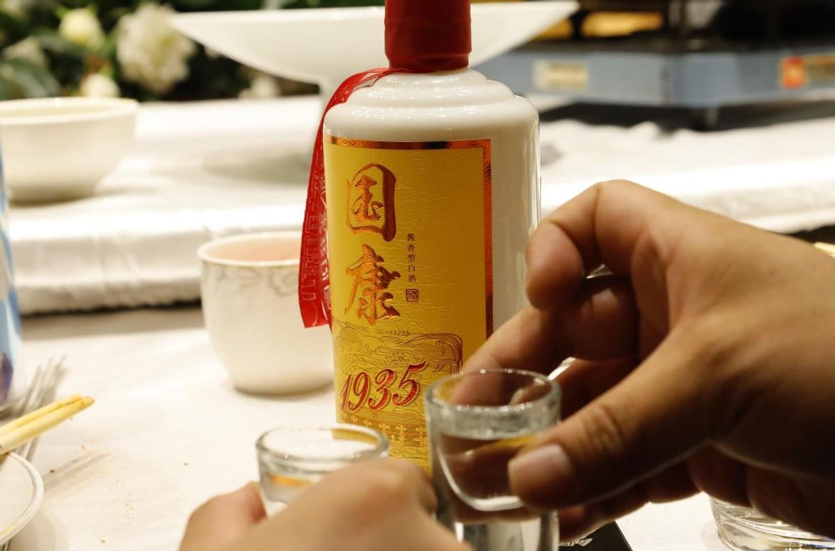 河北一男子二婚,前妻不请自来,还在婚礼上连开20瓶茅台,解气