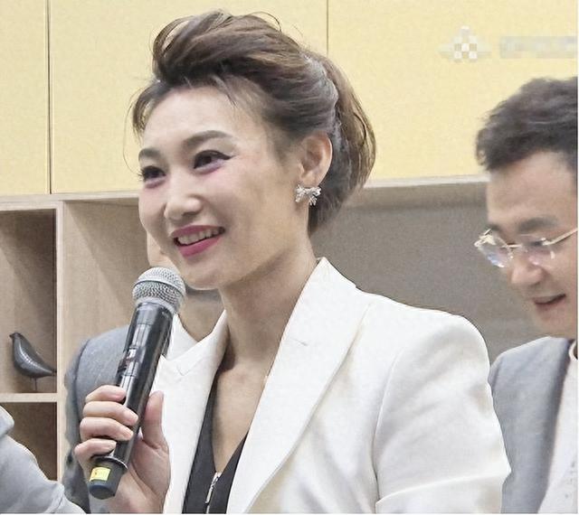《新闻联播》现神颜，撞脸刘亦菲的90后主播，背景引网友猜测
