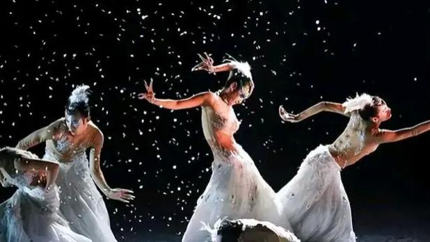 杨丽萍上演“阴阳双修”，臀部半露骂上热搜，本人回应：回归原始