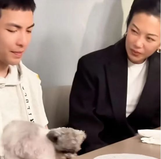 国民好干妈！向太为萧敬腾办结婚私人家宴，盛赞夫妻二人有爱心！