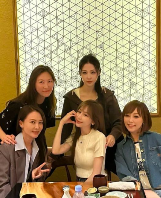 从空姐到天王嫂,合照姿势曝宣云野心!但对方并不想跟她扯上关系