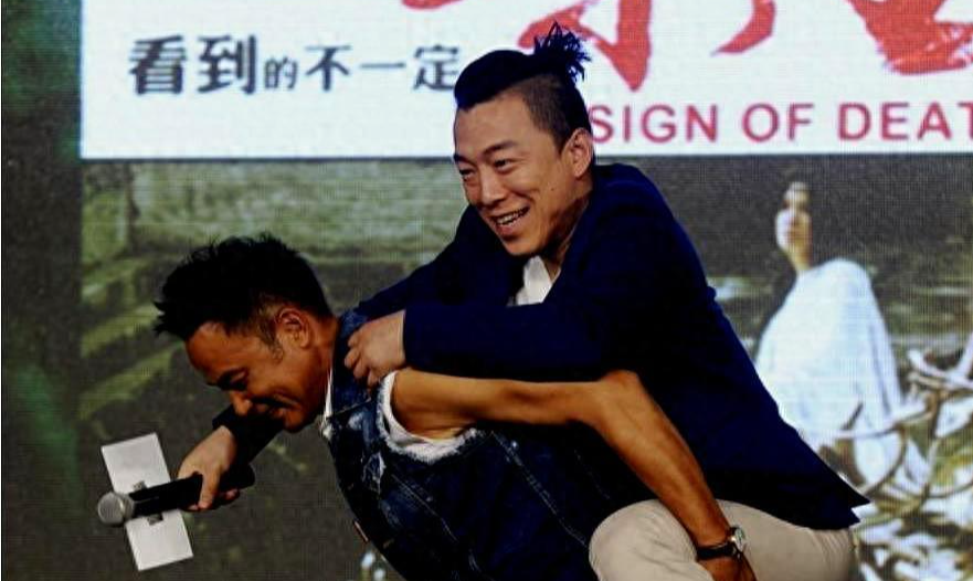 48岁黄渤现身香港机场,大哥任达华率众亲自接机,兄弟情深很有面子