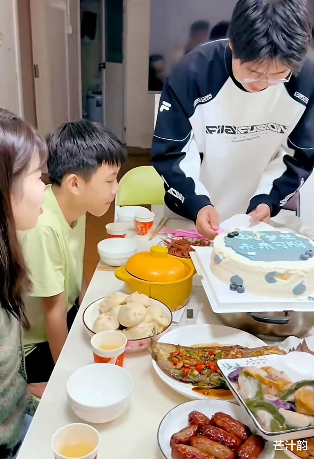 孙悦为弟弟孙卓庆生,孙卓发福后遭热议,准姐夫送礼物超级花心思