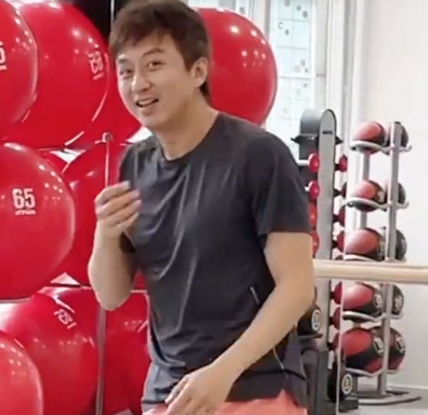 邓超夫妇打拳击!被孙俪追着打全程罚跳,两人互殴打闹像小学生