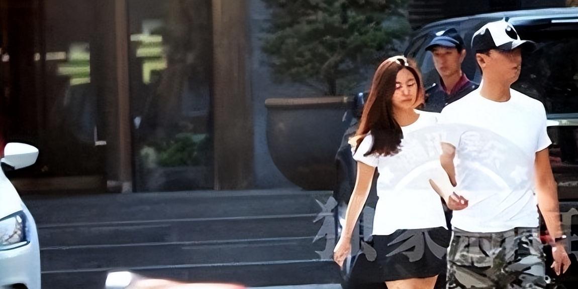 从偶像到“妈宝男”，被亲妈强拆了3段姻缘，如今44岁仍然未婚