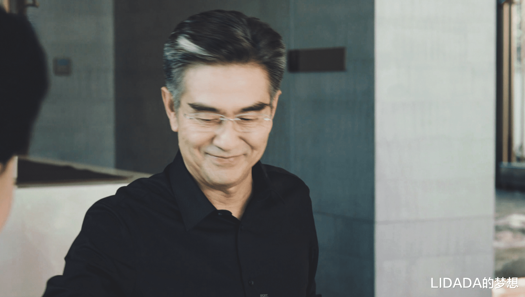 他是知名老戏骨，越老越帅，低调结婚生女，追求平凡生活