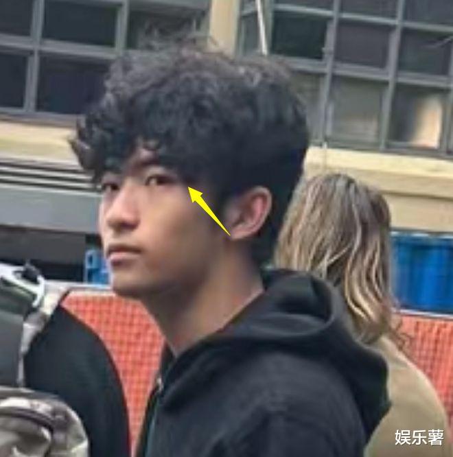 谢霆锋与儿子Lucas再度曝光,身材高挑引人瞩目,冷脸不爱说话