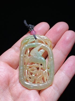 鹦鹉|清 老坑冰种翡翠 受沁 竹节鹦鹉珮