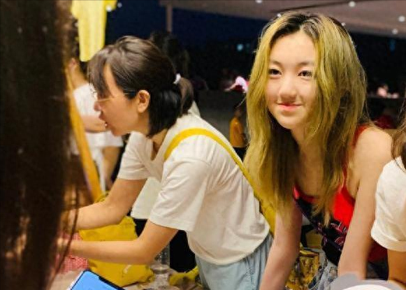 李亚鹏女儿周岁宴,李嫣疑特殊出场方式引争议,网友无语:真是恶心