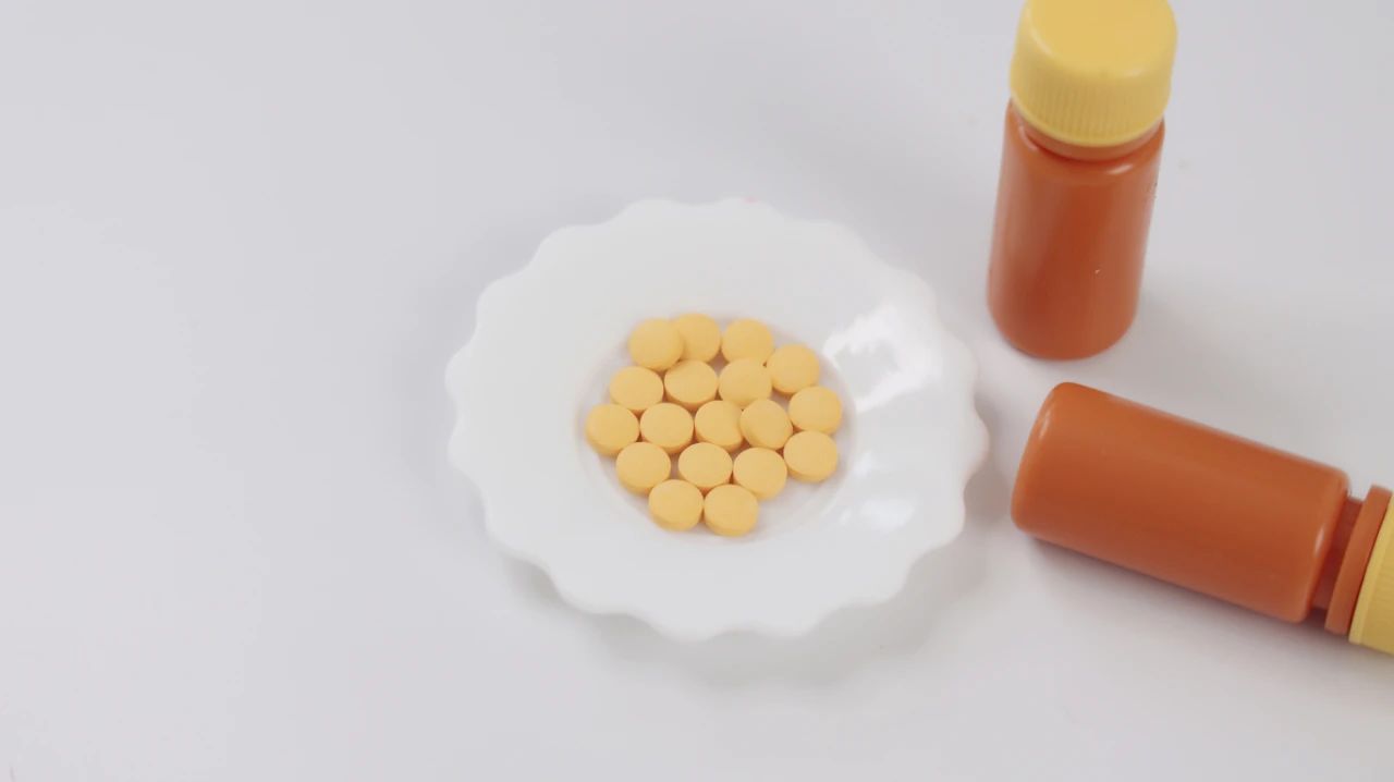 维生素B12对于人体至关重要,一旦缺乏,就可能出现4个症状