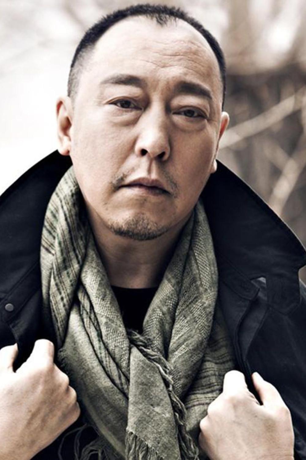 倪大红|63岁倪大红疑在湖南养老！深夜与女星惠英红逛街，举止亲密！