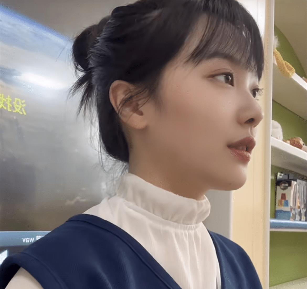 |黄老师素颜出席活动判若两人,努力展侧脸被嘲:刚拆迁气势没跟上